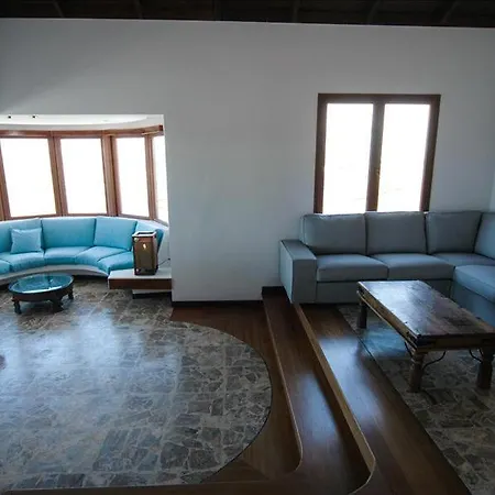 فيلة Sleeps 10 With Pool And Air Con