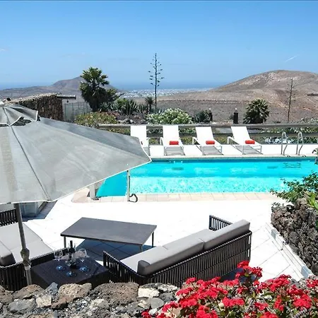 Sleeps 10 With Pool And Air Con *