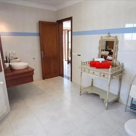 فيلة Sleeps 10 With Pool And Air Con