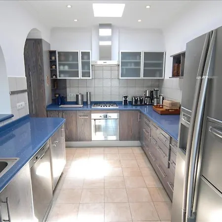 Sleeps 10 With Pool And Air Con فيلة