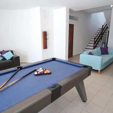 Sleeps 10 With Pool And Air Con Villa Nazaret