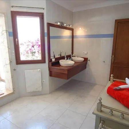 Villa Sleeps 10 With Pool And Air Con Nazaret