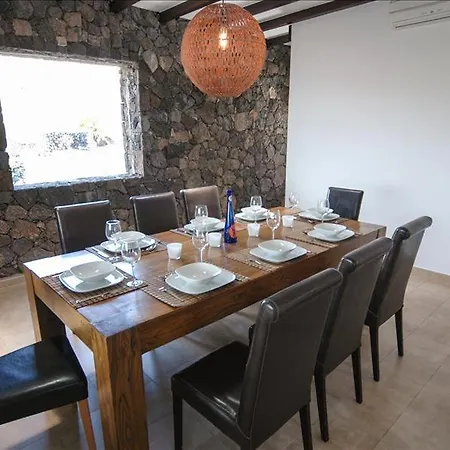 Villa Sleeps 10 With Pool And Air Con Nazaret
