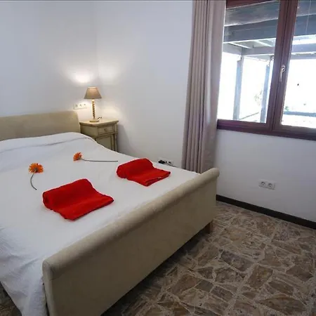Sleeps 10 With Pool And Air Con